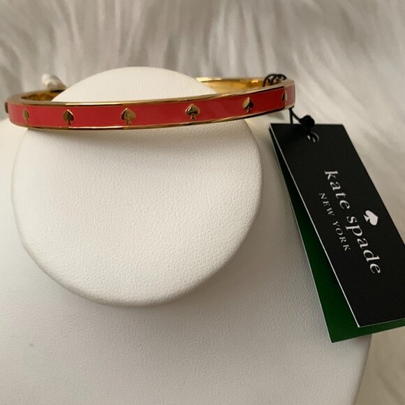 KATE SPADE Spot the Spade Skinny Hinged Bangle in Coral/Gold - Picture 1 of 2